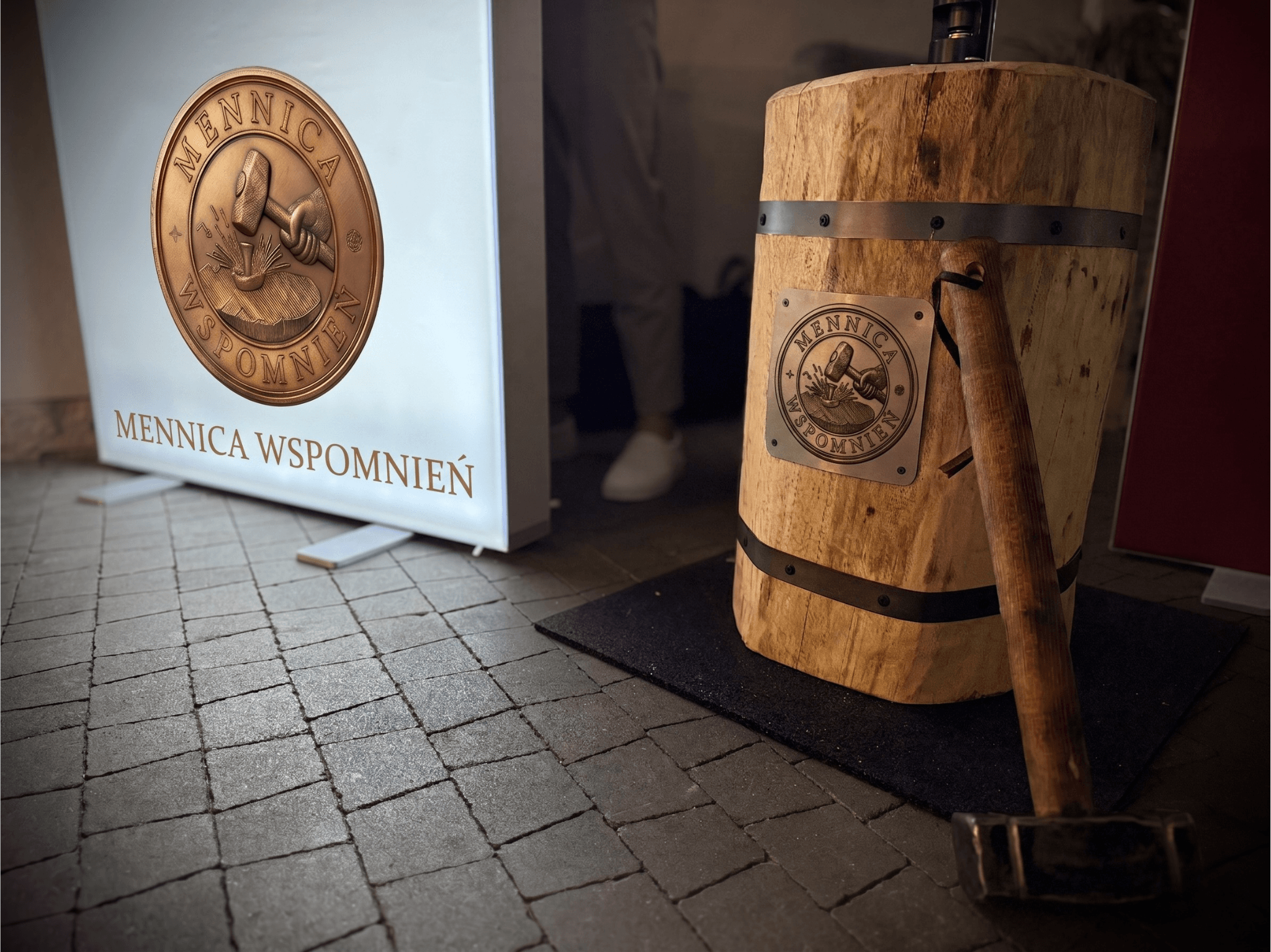 Mobilny warsztat menniczy Mennica Wspomnień - stoisko z urządzeniem do wybijania pamiątkowych monet